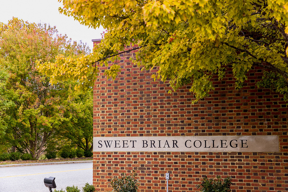 Sweet Briar College front gate