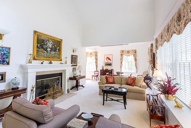 Beemer Lounge at The Elston Inn & Conference Center